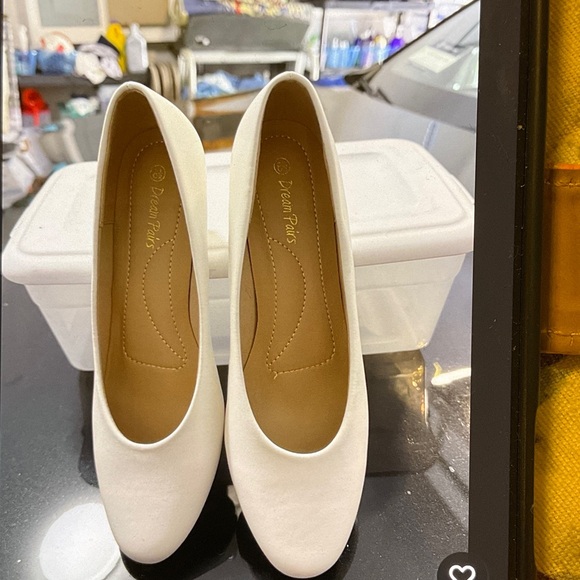 Dream Pairs Classic Cream Loafers - Picture 1 of 2